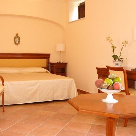 L' Antico Cortile Hotel Caserta Ngoại thất bức ảnh