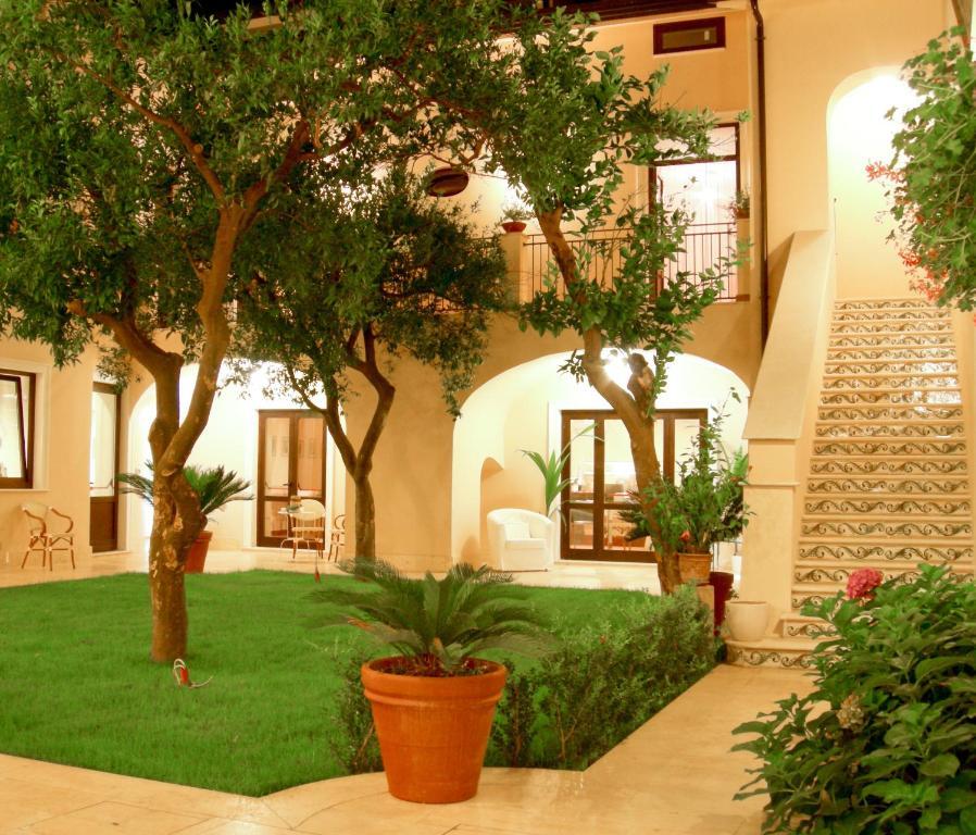 L' Antico Cortile Hotel Caserta Ngoại thất bức ảnh